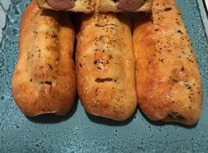 รูปของ Keto sausage rolls (ขนมปังไส้กรอกคีโต)