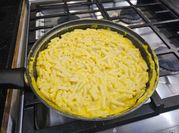 Una foto de macarrones con queso a la sarten