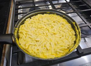 Una foto de Mac and Cheese de caja mejorado