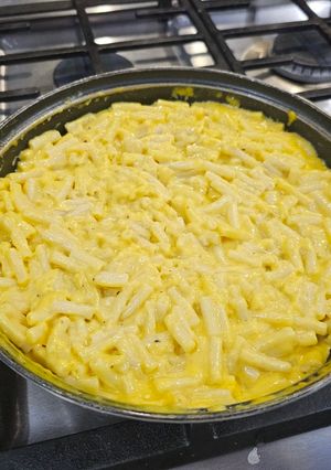 Una foto de Mac and Cheese de caja mejorado