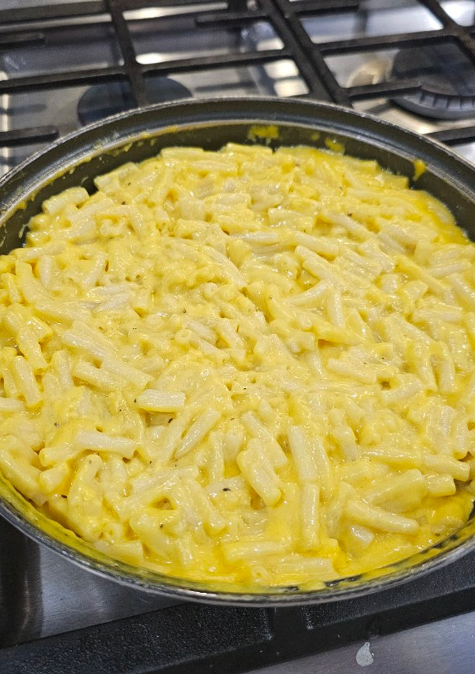 Una foto de Mac and Cheese de caja mejorado