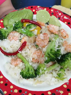 Una foto de Camarones con filete de pescado y arroz"