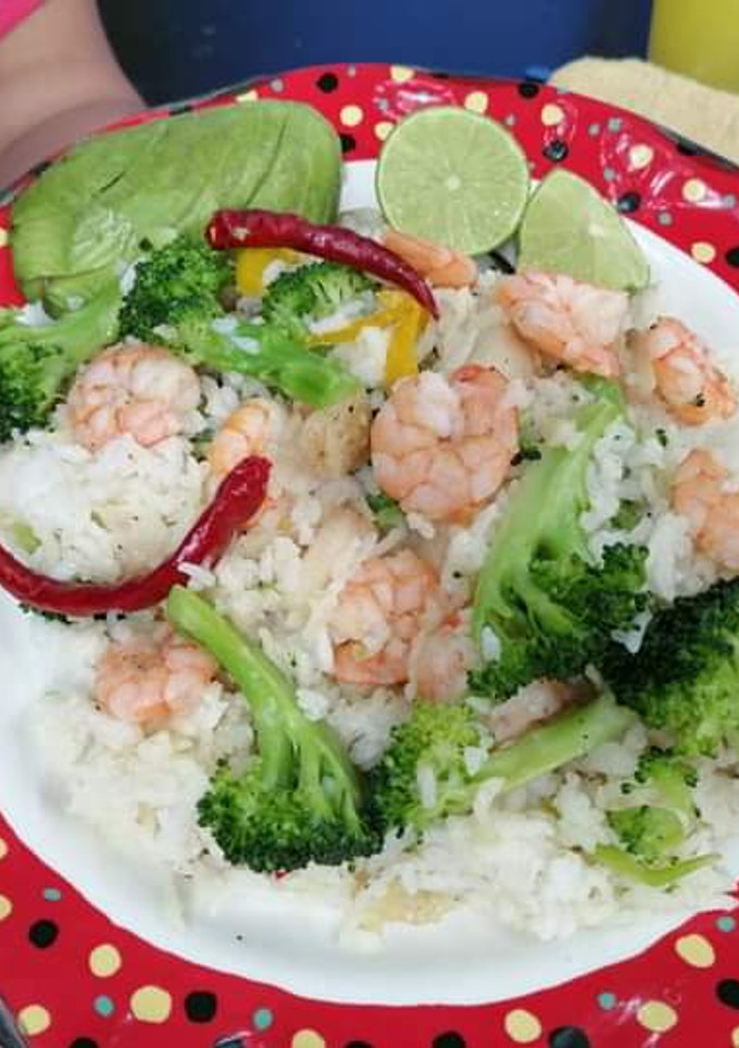 Una foto de Camarones con filete de pescado y arroz"