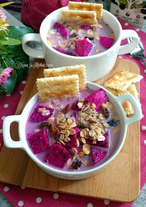 Foto resep Dragonfruits with oatmeal granola