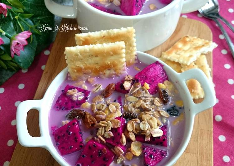 Dragonfruits with oatmeal granola