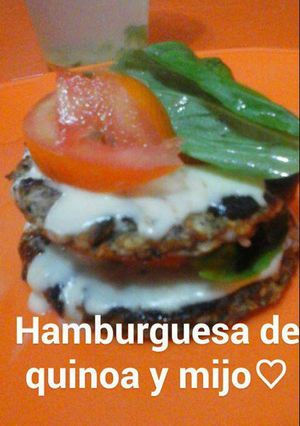 Una foto de Hamburguesas veganas de quinoa y mijo