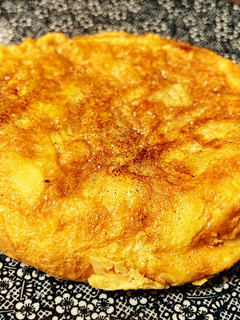 Una foto de Tortilla trufada con cebolla caramelizada