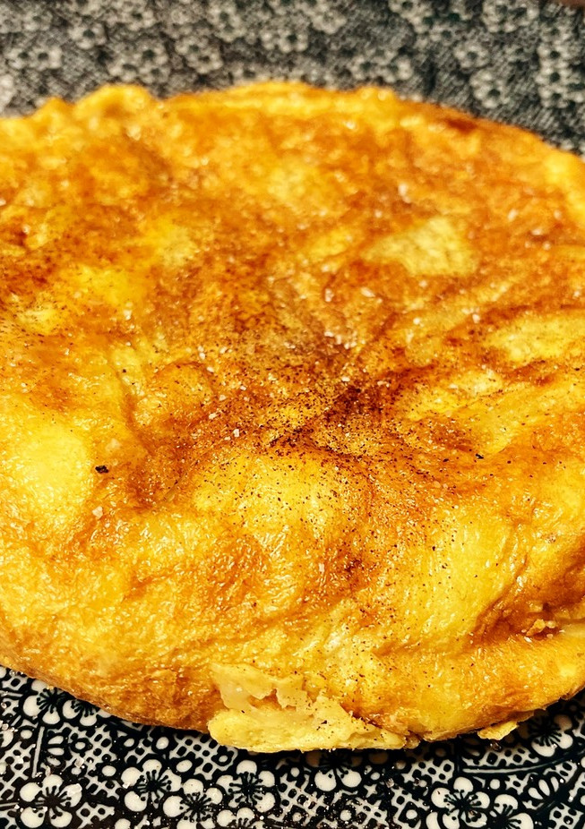 Una foto de Tortilla trufada con cebolla caramelizada