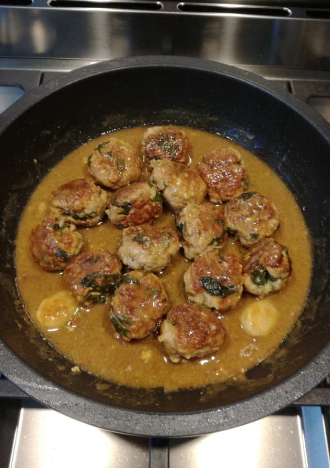 Una foto de Albóndigas en salsa quemada