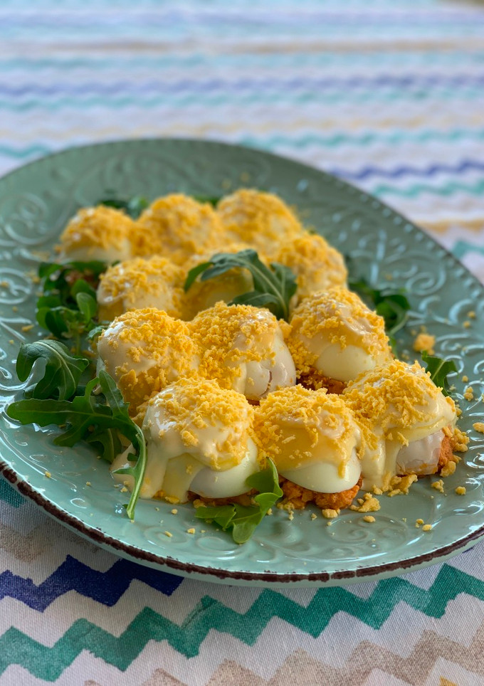 Una foto de Huevos al serrín o rellenos