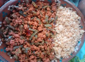 Una foto de Longaniza con nopales