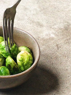 Foto principal de Coles de bruselas rehogadas 2 ingredientes