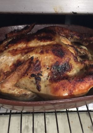 Una foto de Pollo Asado con Mantequilla de Parmesano, Albahaca y Orégano