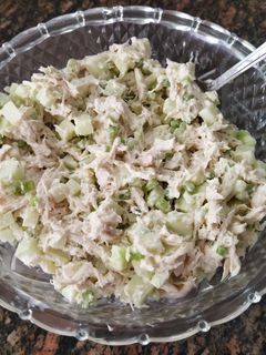 Una foto de Ensalada de pollo, manzana y apio