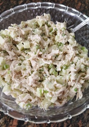 Una foto de Ensalada de pollo, manzana y apio