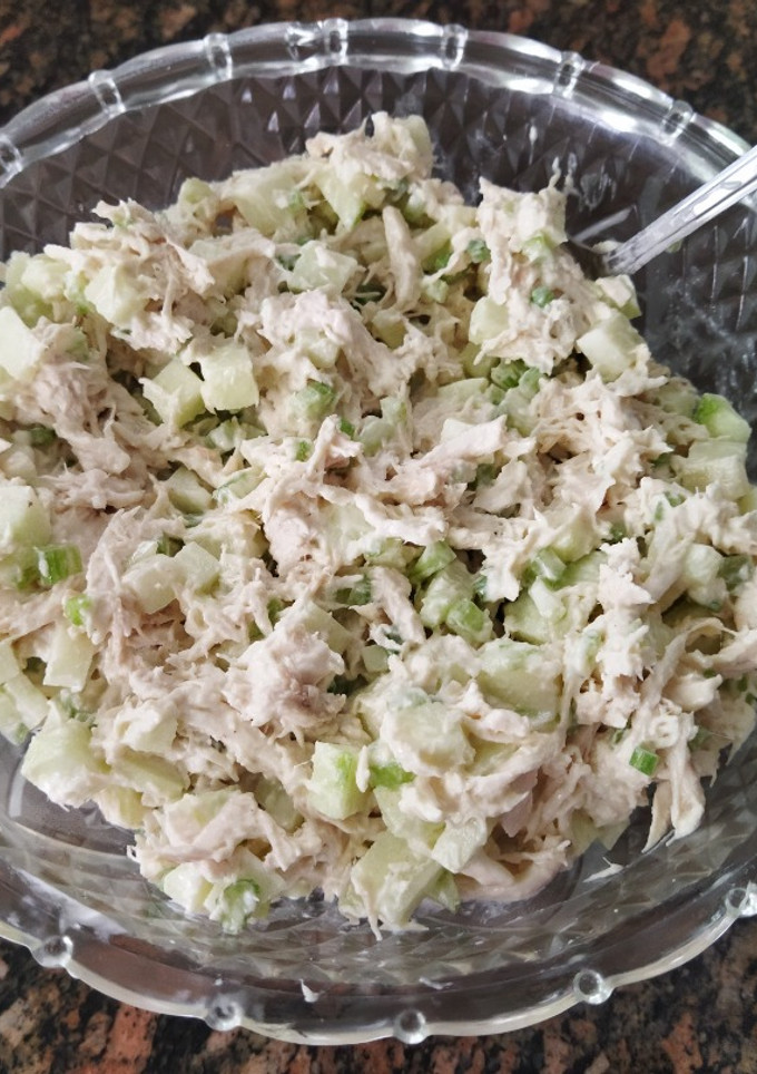 Una foto de Ensalada de pollo, manzana y apio