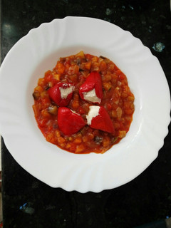 Una foto de Pisto de verduras con pimiento relleno de queso
