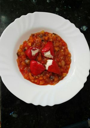 Foto principal de Pisto de verduras con pimiento relleno de queso