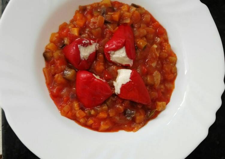 Pisto de verduras con pimiento relleno de queso