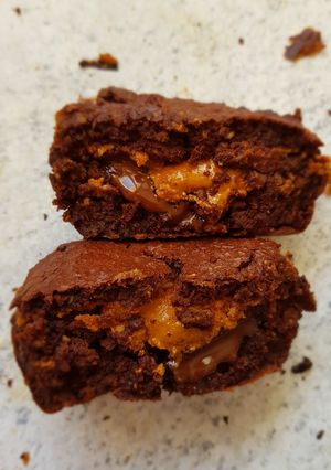 Une photo de Petit moelleux au chocolat avec son cœur au beurre de cacahuète