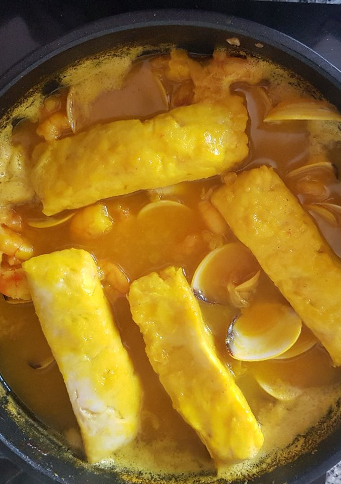 Una foto de Lomos de merluza en salsa con gambas y almejas 8º