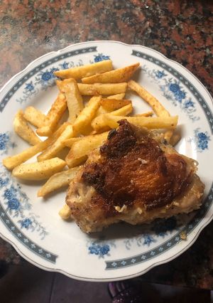 Una foto de Pollo crocante con papas al orégano