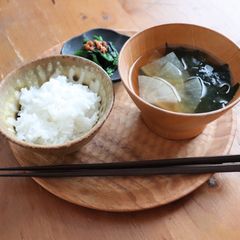 A picture of Japanese radish and seaweed miso soup.