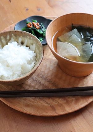 A picture of Japanese radish and seaweed miso soup.