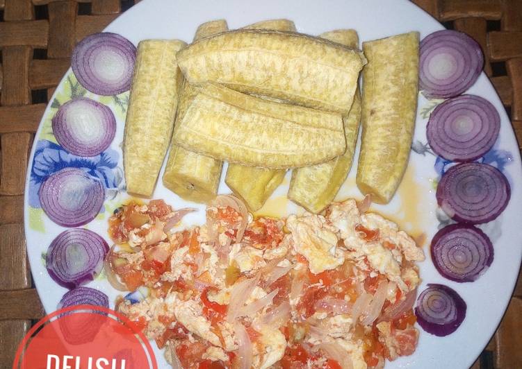 Recipe of Any-night-of-the-week Boiled unripe plantain and egg sauce garnished with onions