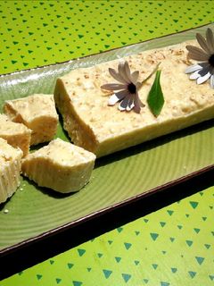 Una foto de Turrón duro Suchard de chocolate blanco Jorgette