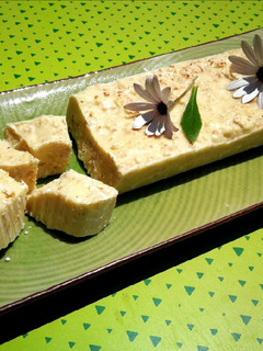 Una foto de Turrón duro Suchard de chocolate blanco Jorgette