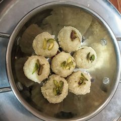 A picture of Sooji ladoo.