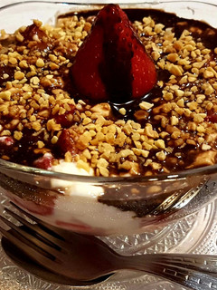 Una foto de Fresas con cuajada, salsa de chocolate y almendras