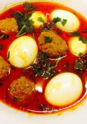 A picture of Egg and Meatballs curry: (Ande aur Kofte ki Curry).