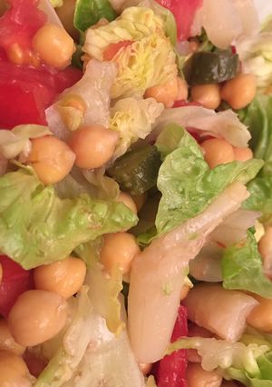 Una foto de Ensalada de garbanzos