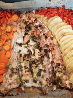 Una foto de Pescado al horno con patatas y zanahorias
