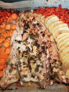Una foto de Pescado al horno con patatas y zanahorias