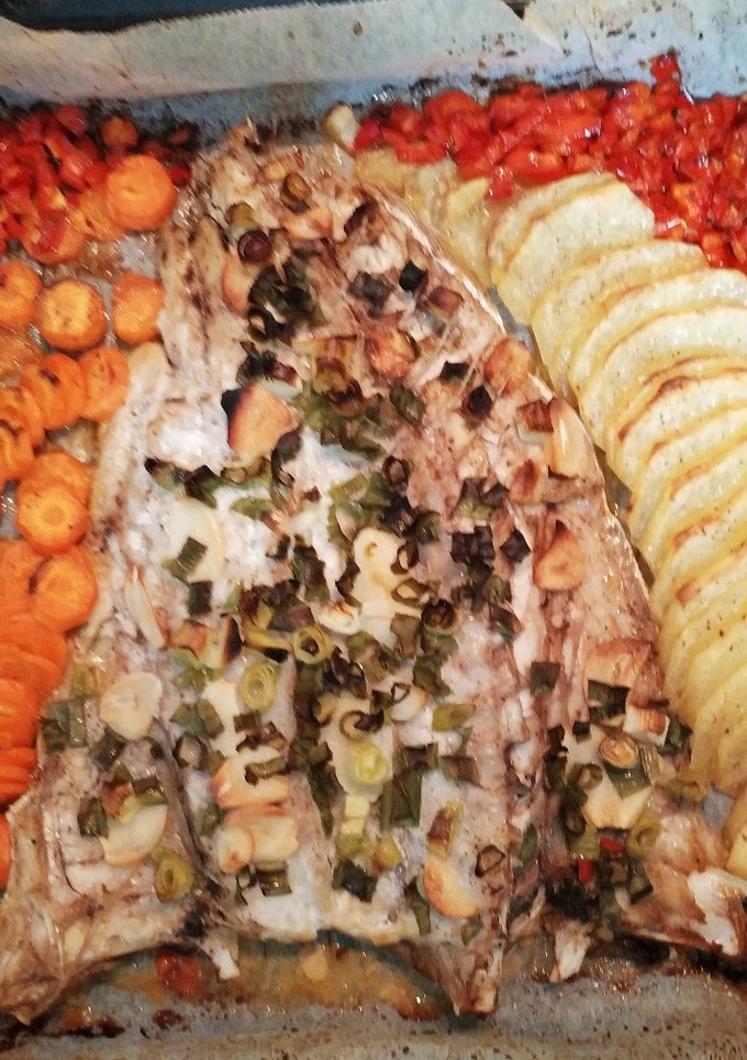 Una foto de Pescado al horno con patatas y zanahorias