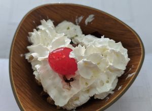 Una foto de Postre sencillo de Gelatina y crema chantilly