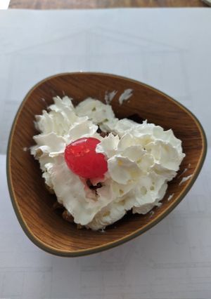 Una foto de Postre sencillo de Gelatina y crema chantilly