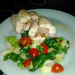 Una foto de Pechugas de pollo rellenas con jamón, queso y espinaca