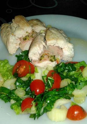 Una foto de Pechugas de pollo rellenas con jamón, queso y espinaca