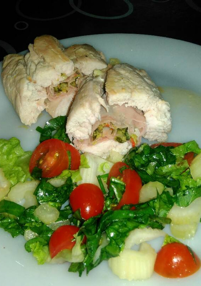 Una foto de Pechugas de pollo rellenas con jamón, queso y espinaca