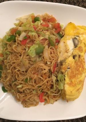 A picture of Indomine with fried egg.