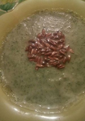 Une photo de Velouté de fanes de radis et graines de tournesol grillées