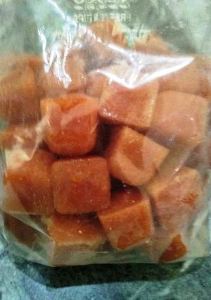 A picture of Frozen tomato puree(in cubes).