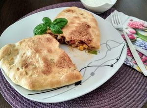 Zdjęcie przepisu Calzone z kurczakiem na suchych drożdżach.