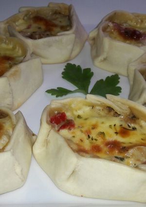 Una foto de Canastitas de atún con queso muy ricas😊