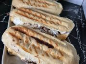 Une photo de panini fromages