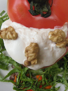 Una foto de Tomates rellenos con ensalada Waldorf